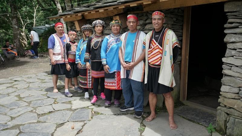 The residents of Zhuoxi Township carried the slate written in their names to walk down the mountain the way their ancestors did, to the old residential area, which is particularly meaningful in terms of cultural heritage.