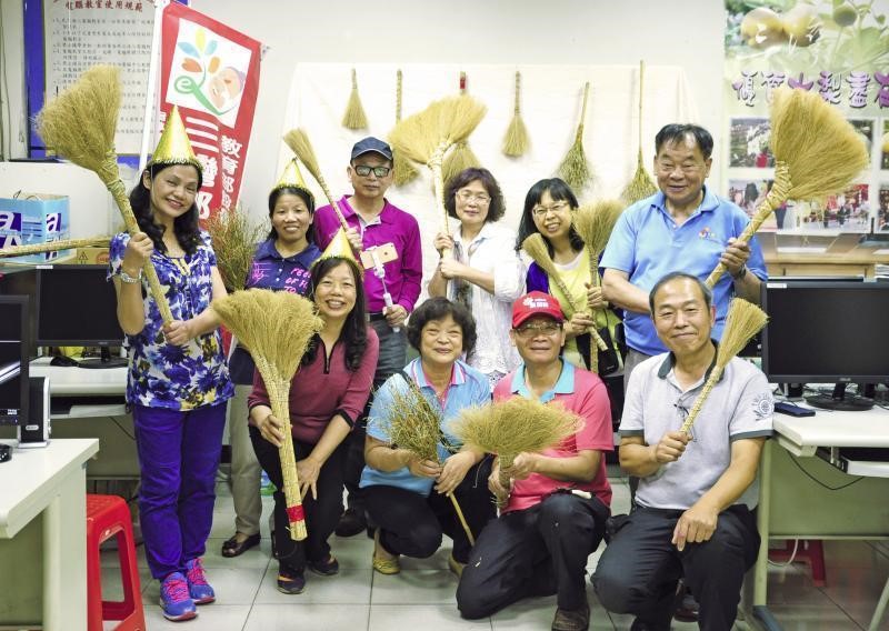 The trainees brought their homemade reed brooms to promote craftworks with local characteristics via online live broadcasting.